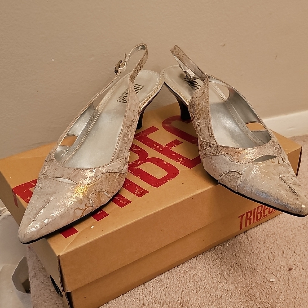 Metallic Lace Slingback Pointed-Toe Heels in Champagne - Picture 7 of 7